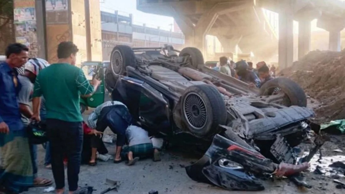 চট্টগ্রামে এক্সপ্রেসওয়ে থেকে গাড়ি ছিটকে পড়ে পথচারী নিহত, আহত ৪